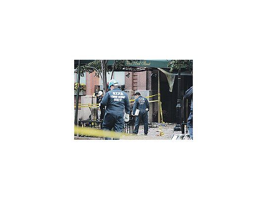 Investigadores policiales neoyorquinos siguieron ayer averiguando las causas del choque deuna avioneta contra un edificio en Manhattan. El miércoles, la ciudad creyó por unas horas servíctima de un nuevo ataque terrorista.