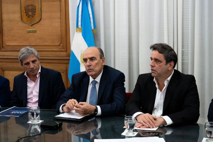 Luis Caputo, Guillermo Francos y Lisandro Catalán, durante la cumbre virtual con gobernadores de todo el país.