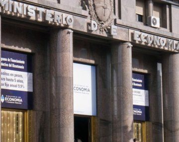 El Tesoro vuelve al mercado con una canasta amplia de instrumentos en pesos, dollar linked y una reapertura del Bonar 2028, en una licitación clave para medir la demanda de los inversores y sostener el rollover de fin de mes. El Tesoro vuelve al mercado con una canasta amplia de instrumentos en pesos, dollar linked y una reapertura del Bonar 2028, en una licitación clave para medir la demanda de los inversores y sostener el rollover de fin de mes.