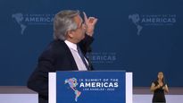 ante biden, alberto fernandez reclamo por la ausencia de las malvinas en el logo de la cumbre