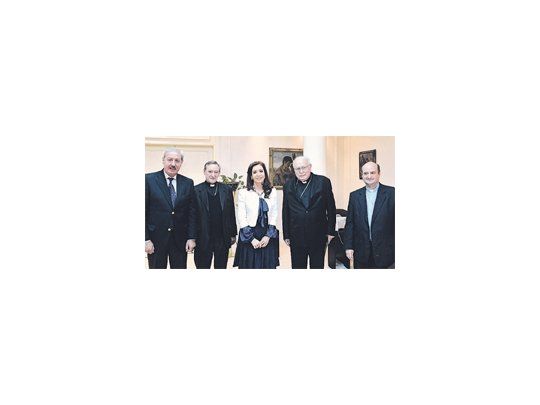 La foto de la paz, ayer, en Olivos: Cristina de Kirchner recibió a los obispos José María Arancedo (a su der.), Enrique Eguía Seguí (a su izq.) y al vicario del arzobispado porteño, Joaquín Sucunza. A su derecha, el secretario de Culto, Guillermo Oliveri.