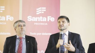 Reclamo. El gobernador de Santa Fe, Maximiliano Pullaro, visitó ayer la localidad de Esperanza y subió la tensión con la Casa Rosada, al declarar que el oficialismo “no comprende el ADN del interior productivo”.