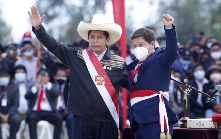 El presidente de Perú, Pedro Castillo, y su cuestionado primer ministro, Guido Bellido.