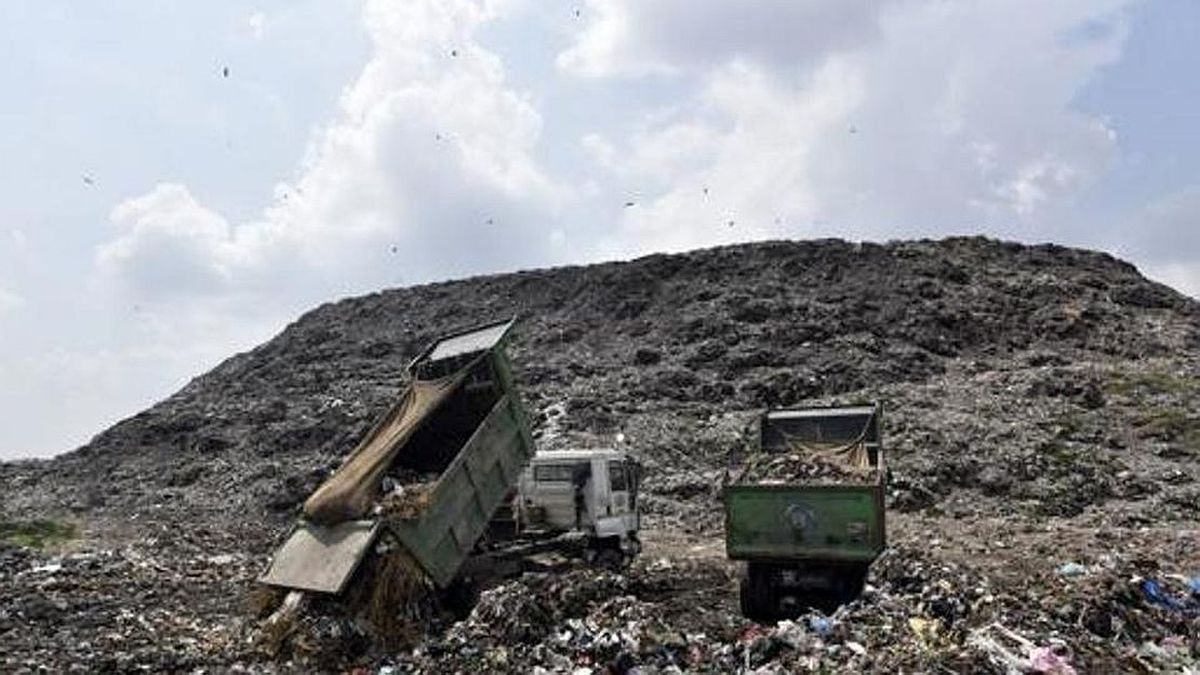 Montaña de basura en India podría superar en altura al Taj Mahal