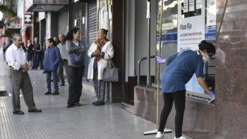 Las operaciones de retiro y depósito en pesos se mantienen por los cajeros automáticos o terminales de autoservicios.