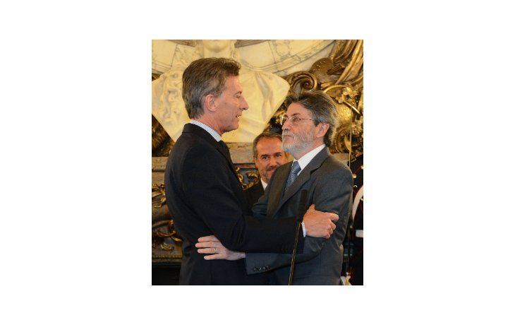 Mauricio Macri saluda a Alberto Abad con Roberto Moro detrás.