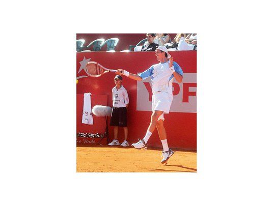 Juan Ignacio Chela mejoró su nivel de juego con relación a su debut y se instaló en los cuartos de final del ATP de Buenos Aires.
