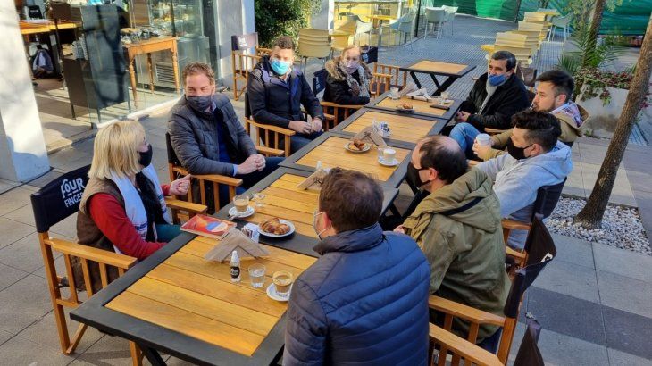 El precandidato Diego Santilli durante un encuentro en Hurlingham 