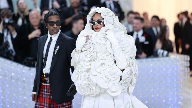 Rihanna y su pareja, A$AP Rocky, que será uno de los anfitriones de la Met Gala 2025.