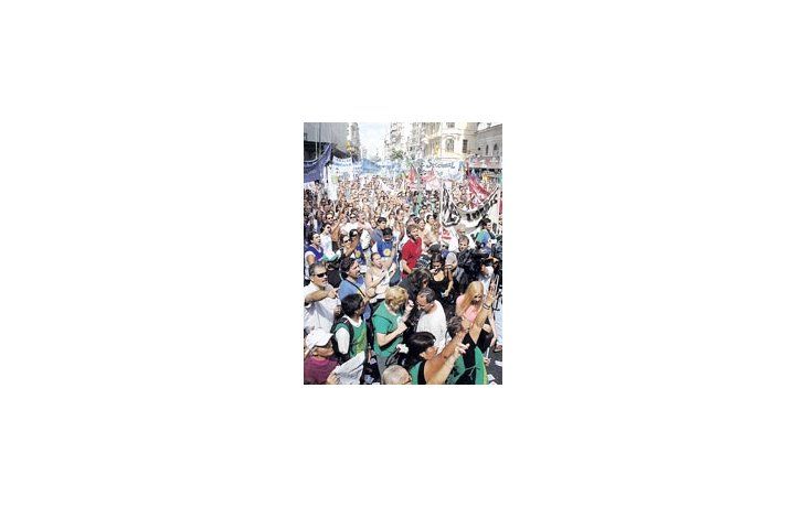 Ayer docentes, estatales, judiciales y trabajadores de la salud bonaerense llevaron su reclamo a la Casa de la Provincia de Buenos Aires, en tierra porteña.