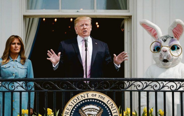 Dureza y juegos. Donald Trump se mostró ayer en la Casa Blanca junto a su esposa Melania en un acto tradicional vinculado a las Pascuas. Pero el ambiente festivo no le impidió poner en tensión al mercado petrolero.