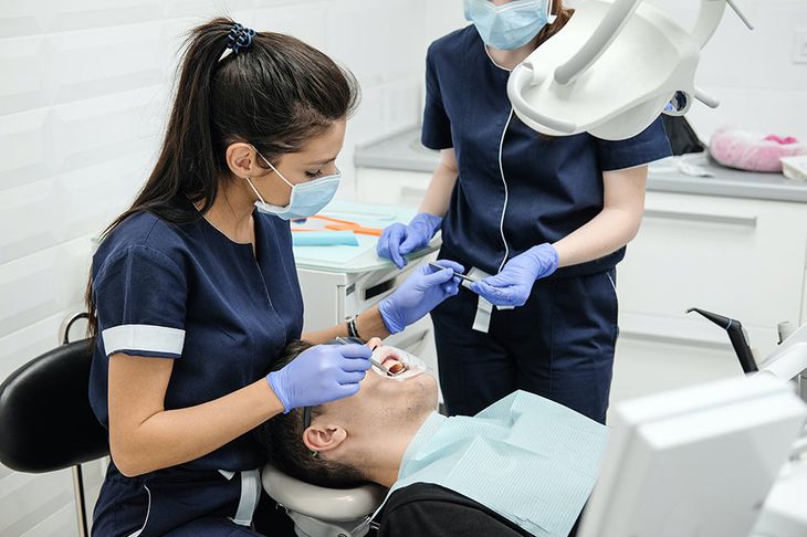 The dental assistant works in dental, organizational and administrative tasks.