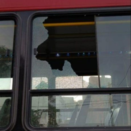 Varias líneas de Bahía Blanca fueron atacadas a piedrazos. Varias líneas de Bahía Blanca fueron atacadas a piedrazos.