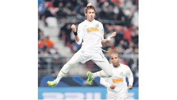 Neymar festeja con efusividad su gol. Santos derrotó 3 a 1 a Kashiwa Reysol de Japón y es finalista del Mundial de Clubes.