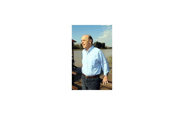 El candidato presidencial opositor, José Serra acusó a su rival Dilma Rousseff de ocultar supuesto casos de corrupción