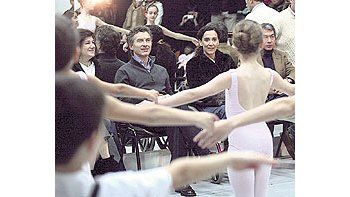 ámbito.com | MauricioMacri,GabrielaMichetti y ladirectora delInstitutoSuperior deArte delColón, AnaMassonedisfrutan ayerde un cuadrode danza dealumnas enformación, aquienes lesprometieronpromover susactividades.