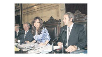 ámbito.com | Cristina de Kirchner junto a Julio Cobos. La foto es del 1 de marzo de 2010. Este año será la última oportu-nidad que los reúna para la apertura de sesiones ordinarias y se teme que esa despedida no sea pacífica.