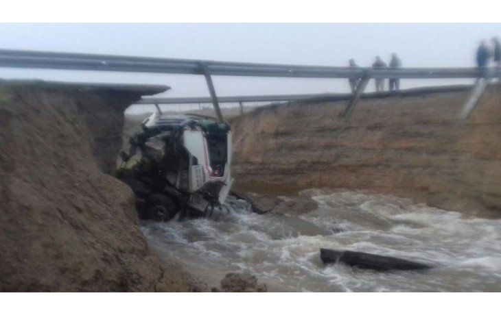 Colapsó la ruta nacional 3, cayó un vehículo y complica envío de ayuda a Comodoro Rivadavia