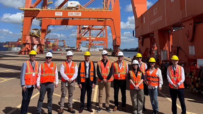 Iñaki Arreseygor encabezó la comitiva que recorrió las instalaciones de TecPlata.
