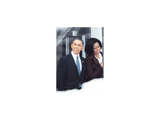 Barack y Michelle Obama abandonando ayer el campus del Sidwell Friends School en Bethesda, donde participaron de una reunión de padres y profesores de su hija Sasha.