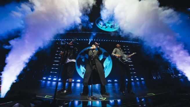 Reik illuminated Movistar Arena with his romantic ballads