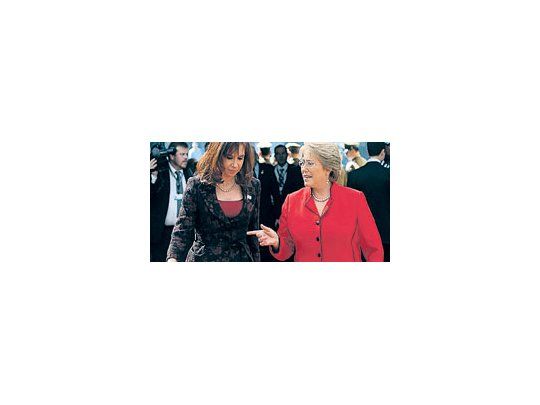 Ahora, la presidente de Chile intenta ser más femenina, usando los mismos colores llamativosy prendas entalladas de Cristina.