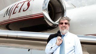 El magnate que ganó miles de millones de dólares gracias a su visión estratégica. El magnate que ganó miles de millones de dólares gracias a su visión estratégica.