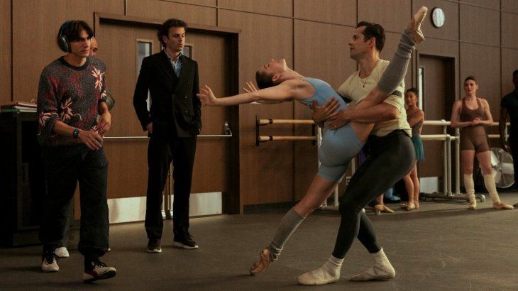 The competitive tension coexists with shocking scenarios that make this series one of the most successful in prime video.