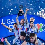 Cruz Azul le ganó 2-1 a Pumas, se coronó campeón del Clausura 2026 y llegó a los diez títulos en su historia. Cruz Azul le ganó 2-1 a Pumas, se coronó campeón del Clausura 2026 y llegó a los diez títulos en su historia.