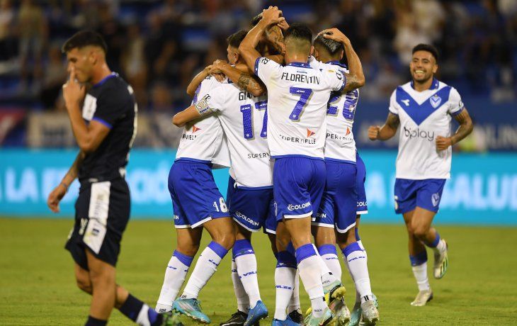 Abrazo. Vélez venció a Gimasia en su inicio de la Liga Profesional.