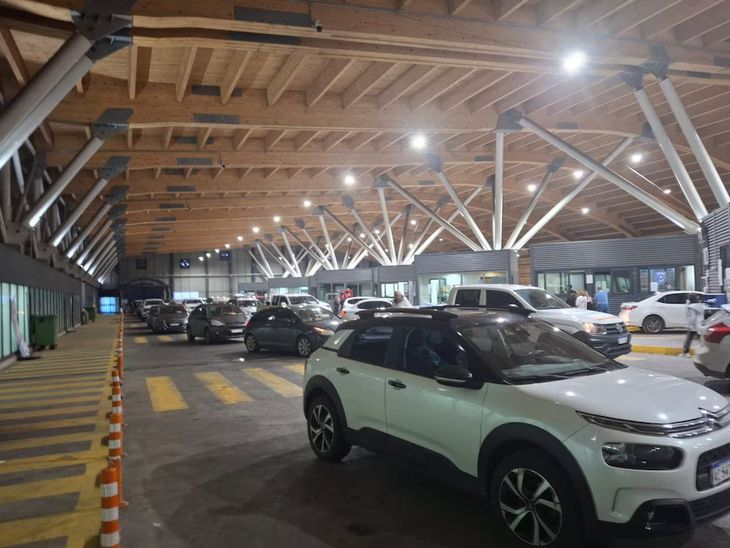 Para ordenar el tránsito y evitar embotellamientos en zonas sin servicios, se habilitó un área de estacionamiento regulado en Penitentes, desde donde los vehículos ingresan por tandas al complejo fronterizo. Para ordenar el tránsito y evitar embotellamientos en zonas sin servicios, se habilitó un área de estacionamiento regulado en Penitentes, desde donde los vehículos ingresan por tandas al complejo fronterizo.