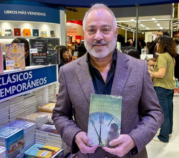 El autor con su libro durante la Feria del Libro de Buenos Aires. El autor con su libro durante la Feria del Libro de Buenos Aires.