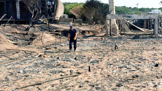 Los restos del parador La Susana, en Punta del Este, luego del incendio que lo destruyó por completo.&nbsp;