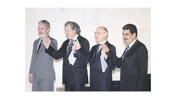 Los cancilleres de Brasil, Antonio Patriota; Uruguay, Luis Almagro; Argentina, Héctor Timerman; y Venezuela, Nicolás Maduro, negociaron ayer que el país caribeño tenga plazo hasta julio de 2016 para adaptarse al Mercosur. Hoy se firma el acuerdo, y Venezuela será el quinto socio.