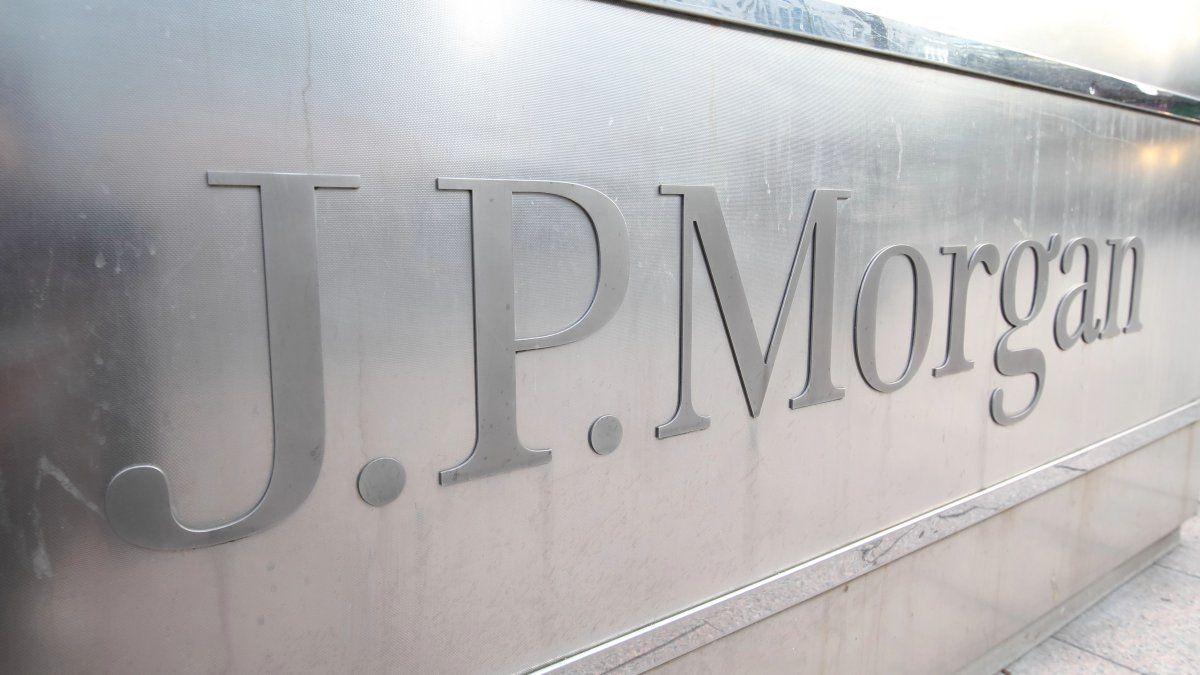 What does JP Morgan’s report say that he recommends leaving the carry trade and worries Javier Milei
