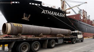 La maniobra incluyó la carga de 721 tubos de acero a bordo del buque MV Athanasia, materiales que formarán parte de la infraestructura submarina que se instalará frente a Punta Colorada, donde se construye una de las principales terminales energéticas del país. La maniobra incluyó la carga de 721 tubos de acero a bordo del buque MV Athanasia, materiales que formarán parte de la infraestructura submarina que se instalará frente a Punta Colorada, donde se construye una de las principales terminales energéticas del país.