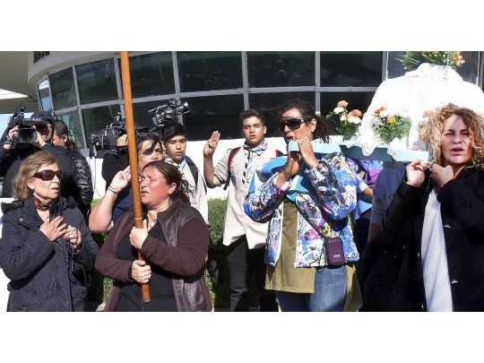 Los familiares de los tripulantes, en contra de declarar duelo nacional