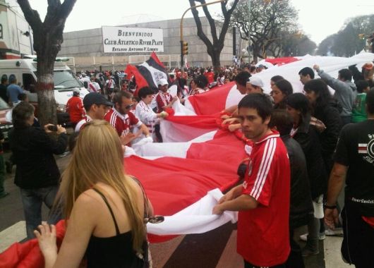 Millonarios presentaron la bandera más larga del mundo