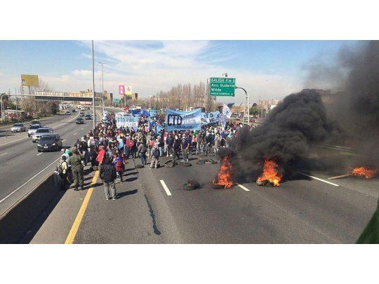 El piquete en el kilómetro 9 de la autopista Buenos Aires-La Plata comenzó a las 11 y fue desalojado minutos antes de las 15.