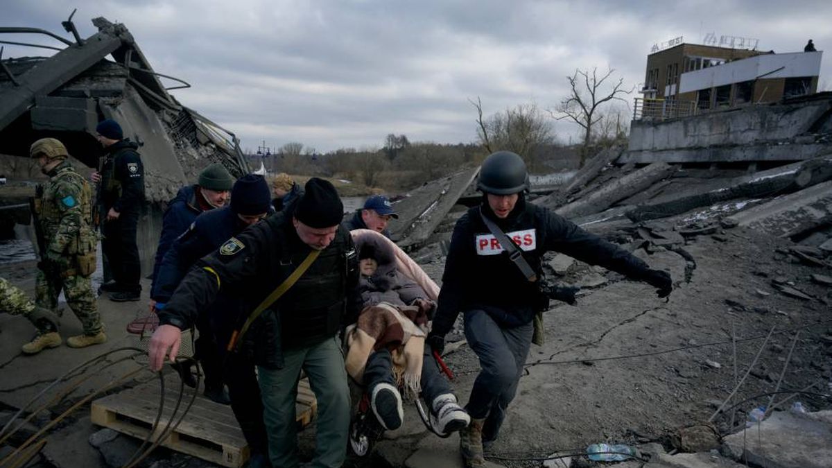 Russia increases tension with more troops, while clashes continue