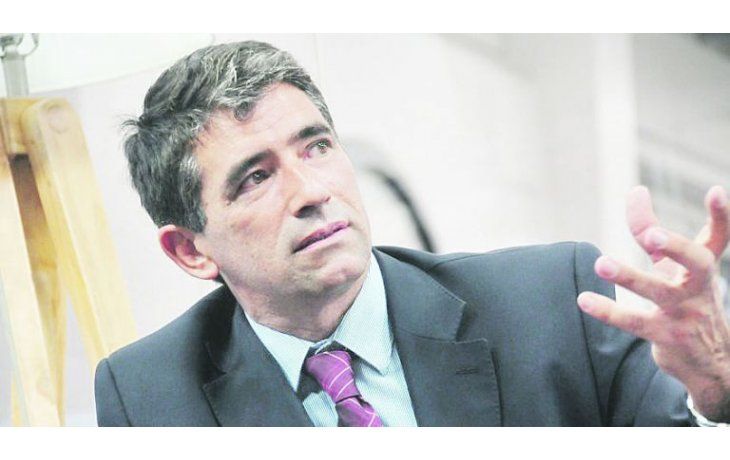 ámbito.com | “HIJO PRÓDIGO”. Es el nombre del libro que saldrá a la venta mañana y que podría complicar aún más la situación de Raúl Sendic, hijo de una prominente figura tupamara, y con quien comparte el nombre.