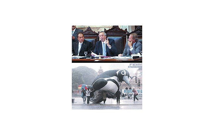 ámbito.com | Néstor Kirchner abre junto con Daniel Scioli y Alberto Balestrini las sesiones del Congreso.Afuera, en la Plaza, un pingüino inflable trataba de resistir el chubasco.