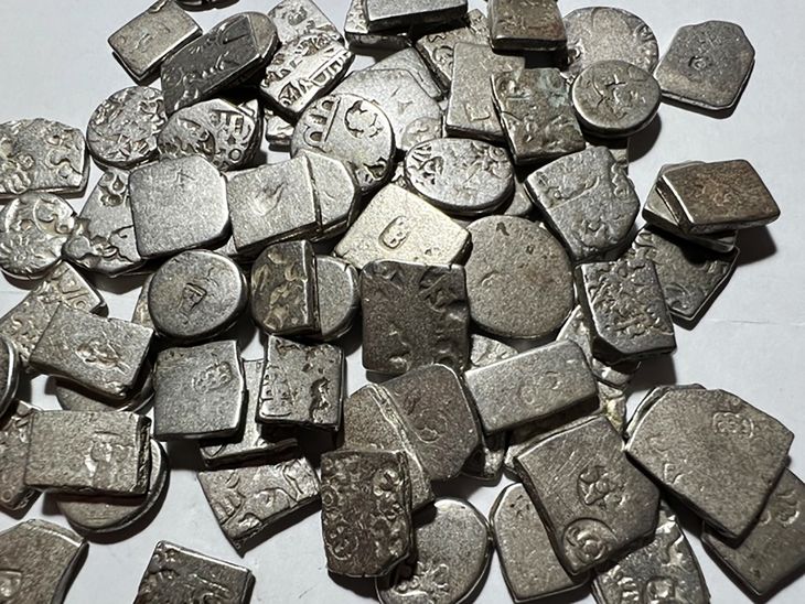 La india emite monedas más de 100 años antes que Grecia, las “Karshapanas”. Su valor era demasiado alto para las transacciones corrientes. La india emite monedas más de 100 años antes que Grecia, las “Karshapanas”. Su valor era demasiado alto para las transacciones corrientes.