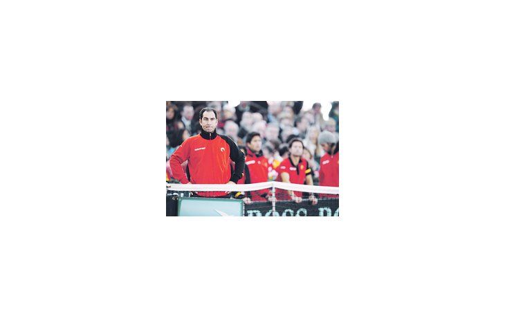 Costa durante la última serie que dirigió, ni más ni menos que en Sevilla, donde se consagró ante la Argentina. Corretja pica en punta para sucederlo.