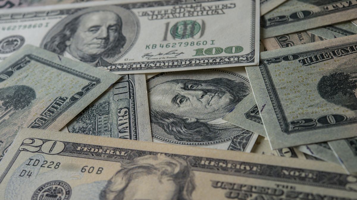 The dollar recovered ground, in tune with the international scenario