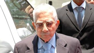 En 1989 el ejército mexicano encarcela al dirigente sindical Joaquín Hernández Galicia “La Quina”. En 1989 el ejército mexicano encarcela al dirigente sindical Joaquín Hernández Galicia “La Quina”.