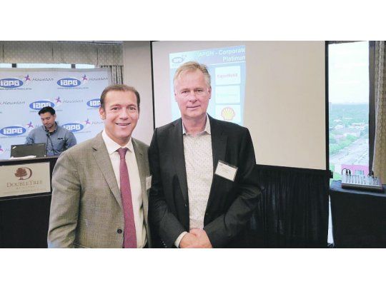 Avance. Gutiérrez, durante su encuentro en Texas con el gerente general de No Convencionales de Shell Argentina, Laurens Gaarenstroom.