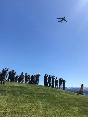 Los trabajadores del INVAP recibieron este jueves al Antonov ruso que llevará al satélite argentino a los EEUU, donde será lanzado al espacio.