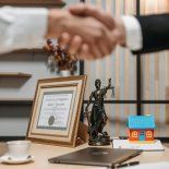 Cierre de un acuerdo. Los créditos hipotecarios se consolidan como la herramienta clave para agilizar las operaciones inmobiliarias Cierre de un acuerdo. Los créditos hipotecarios se consolidan como la herramienta clave para agilizar las operaciones inmobiliarias