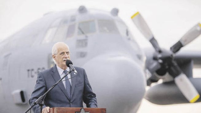 entrega. Jorge Taiana recibió ayer oficialimete un avión Hércules TC-60 que perteneció a las Fuerzas Armadas de los EE.UU. y que actuará para transporte.